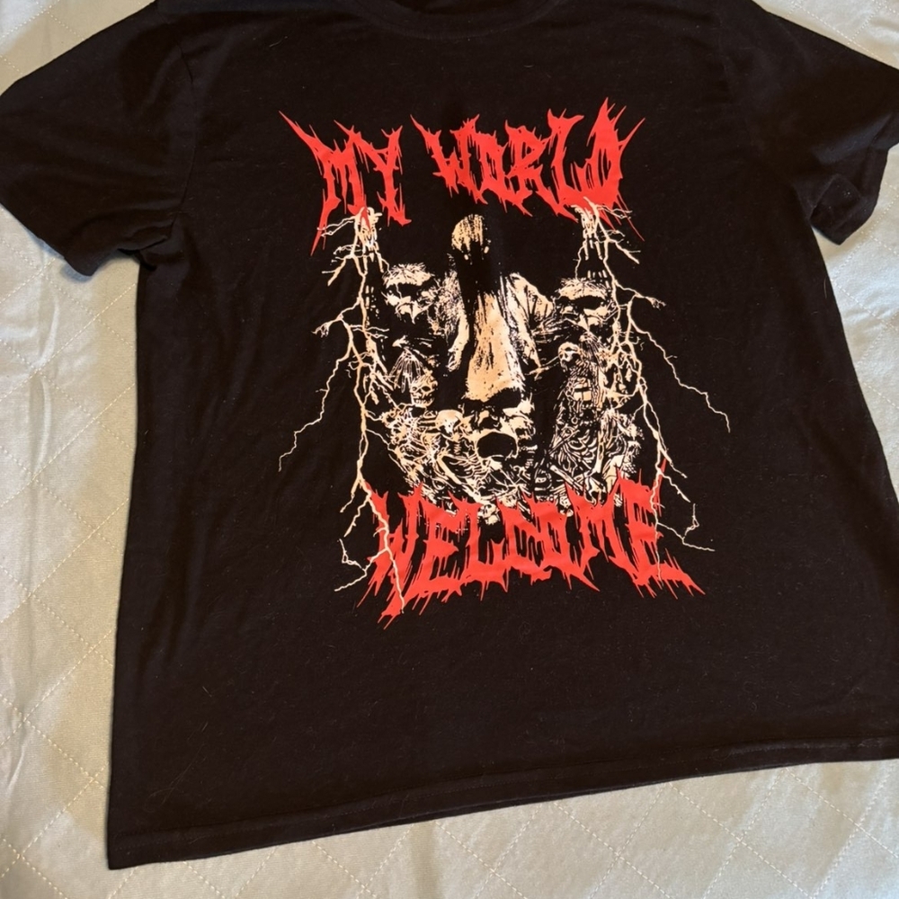 ROMWE Black Tee with Red Graphic